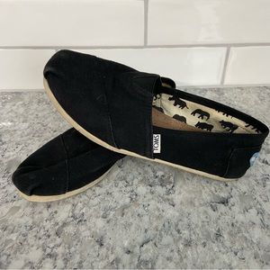 Toms Womens Classic Canvas Slip On flats - size W8 (fits like 9)